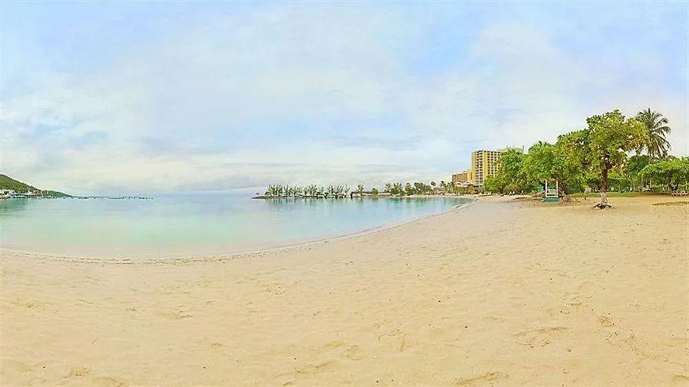 Rooms On The Beach Ocho Rios 2*,